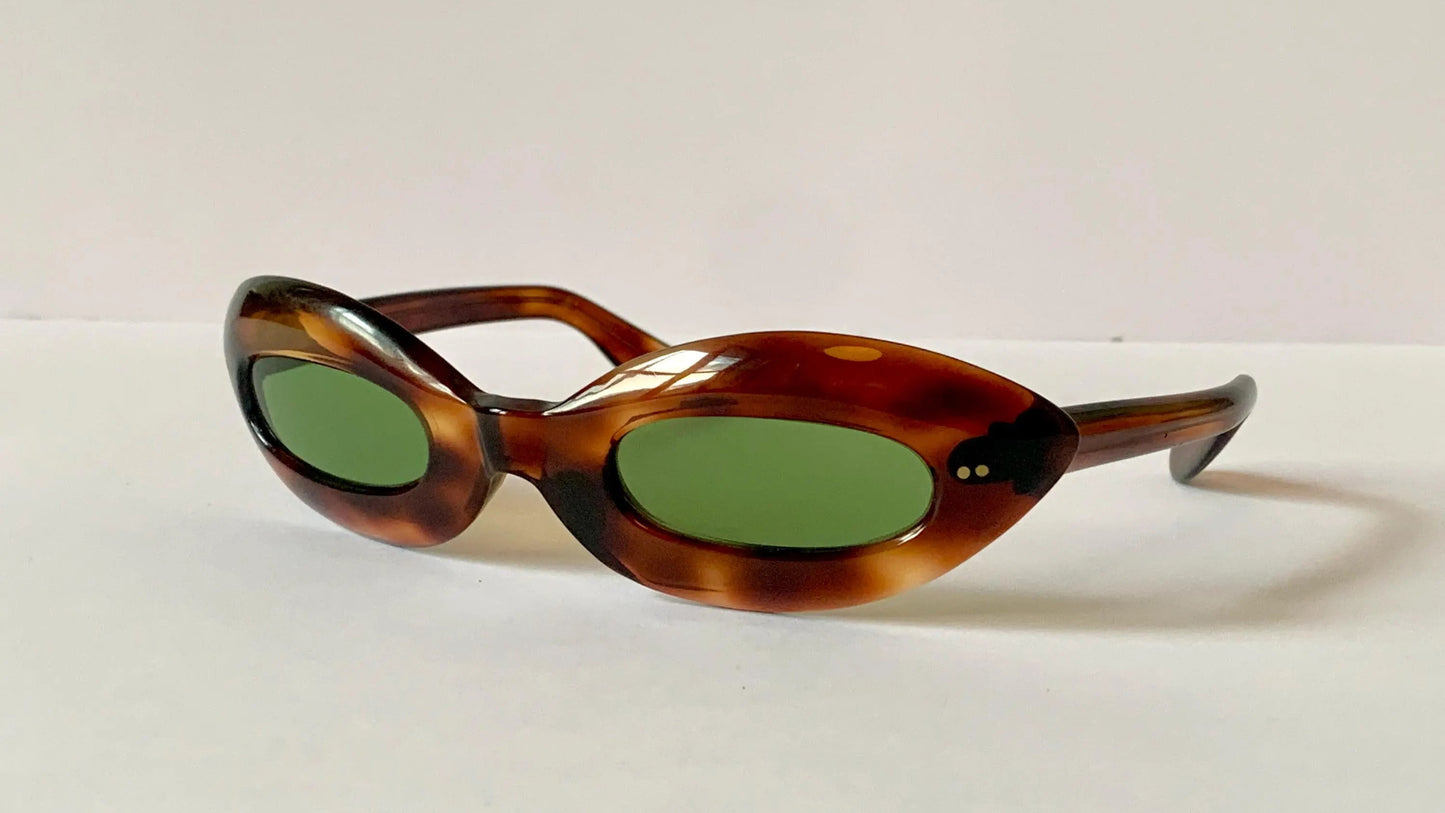 Cat eye 70s vintage sunglasses - Brown acetate frames made in France
