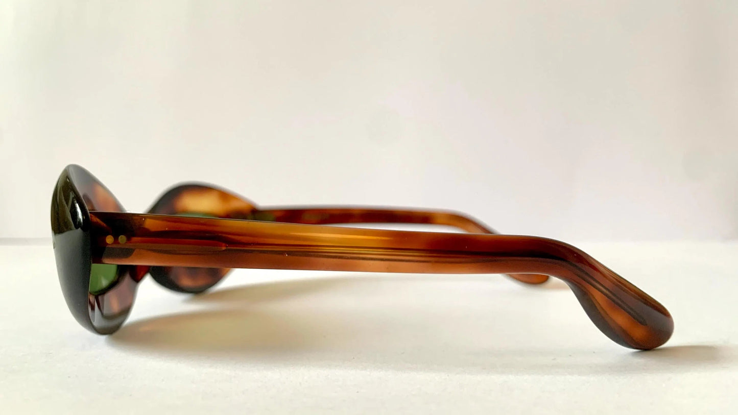 Cat eye 70s vintage sunglasses - Brown acetate frames made in France