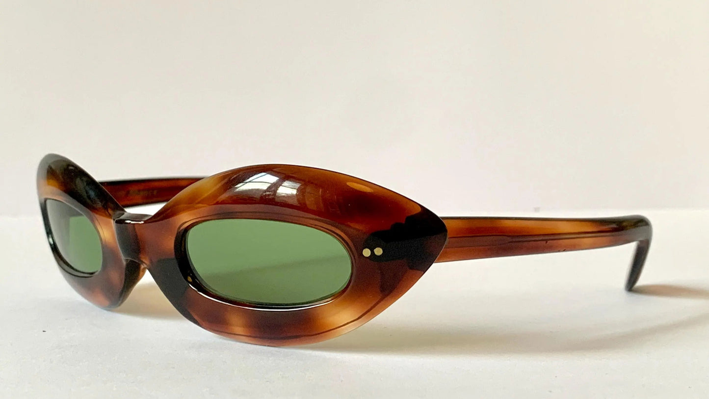 Cat eye 70s vintage sunglasses - Brown acetate frames made in France