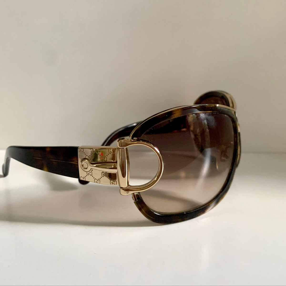 Gucci Vintage-Sonnenbrille aus den 90ern – brauner Wrap-Rahmen mit Strass-Horsebit-Logo