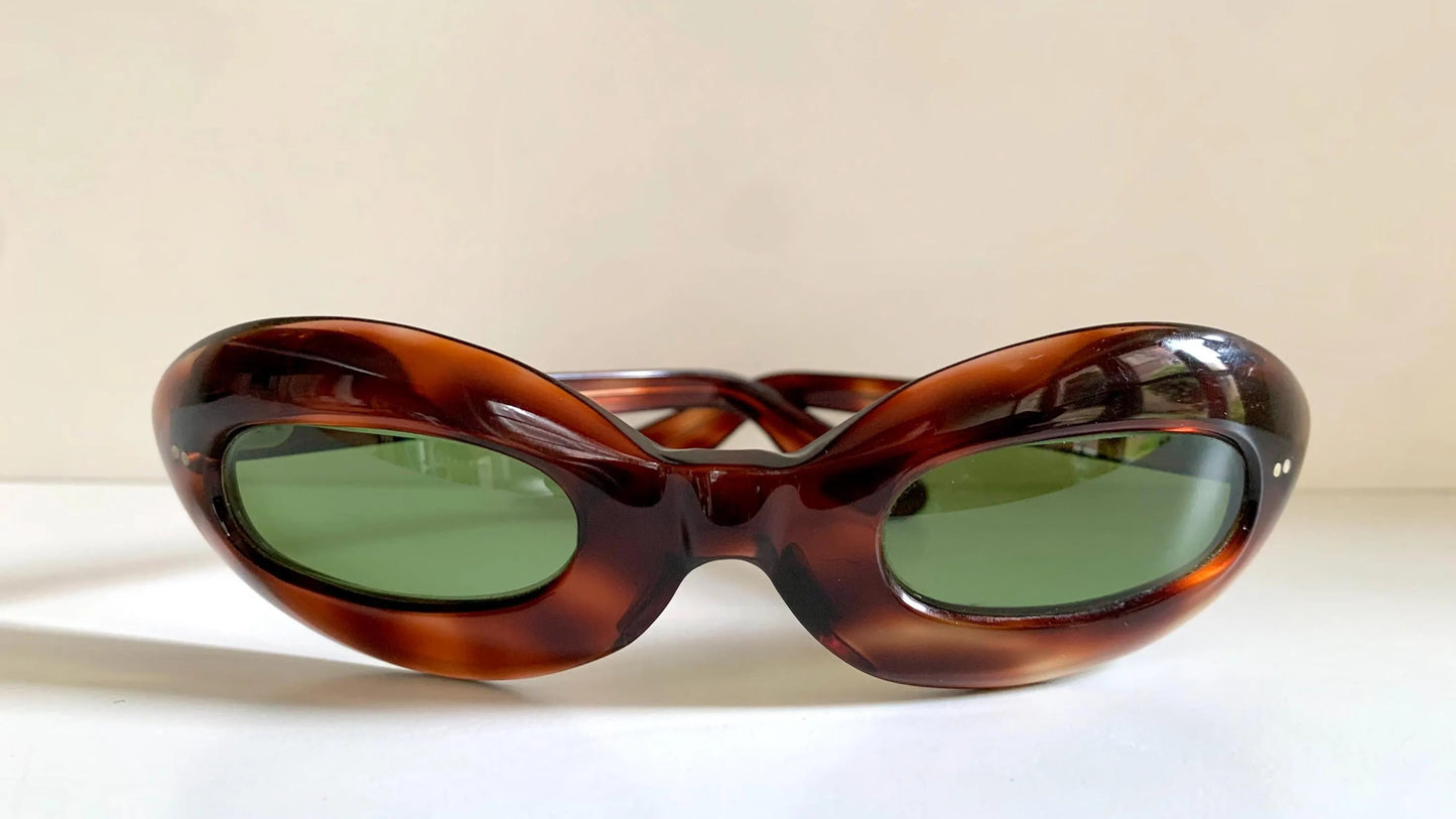 Cat eye 70s vintage sunglasses - Brown acetate frames made in France