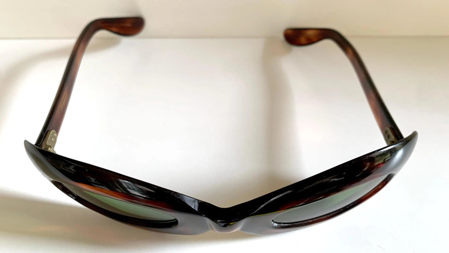 Cat eye 70s vintage sunglasses - Brown acetate frames made in France
