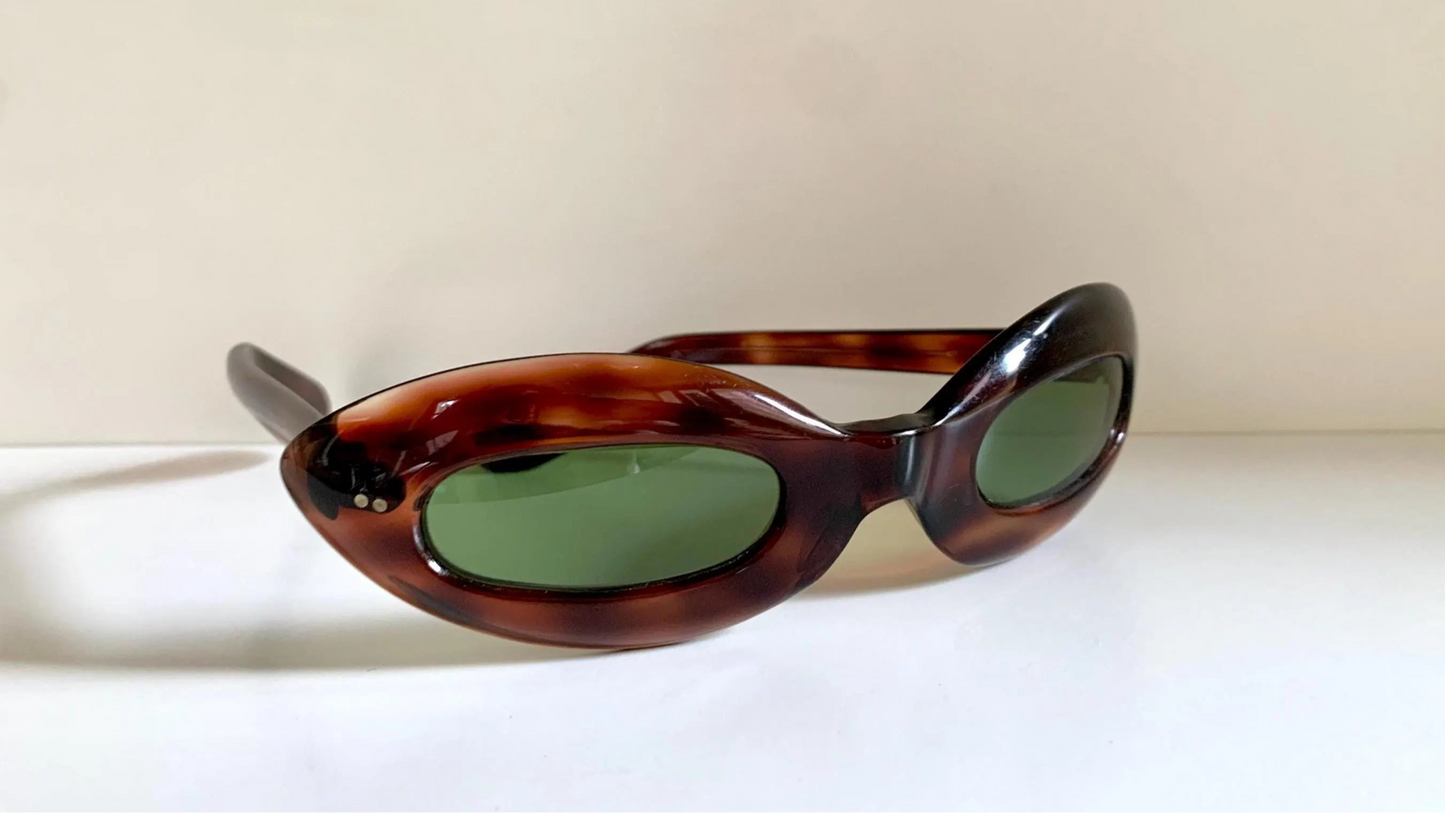 Cat eye 70s vintage sunglasses - Brown acetate frames made in France