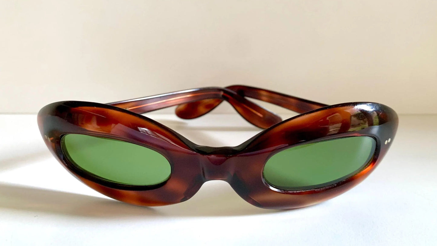 Cat eye 70s vintage sunglasses - Brown acetate frames made in France