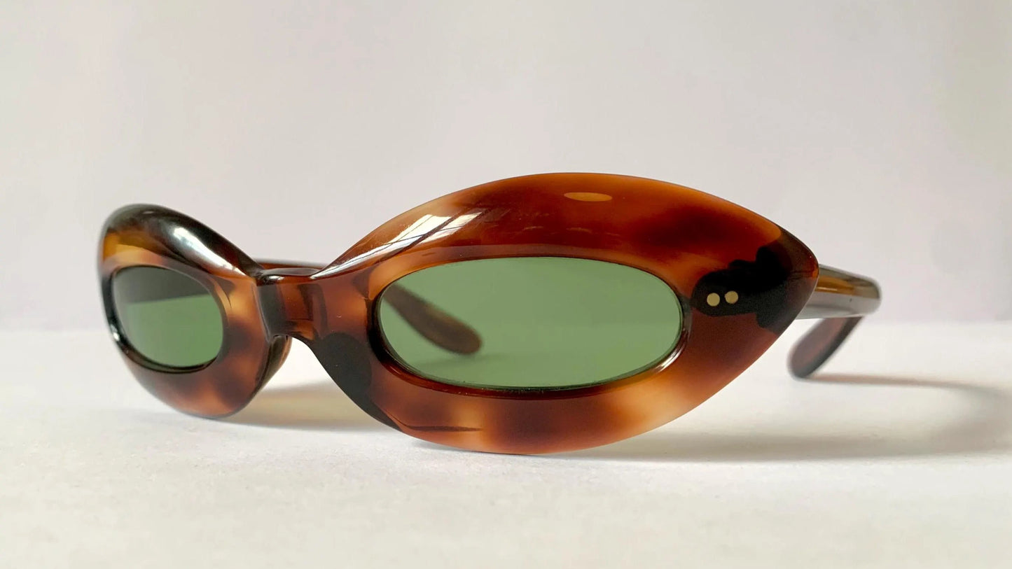 Cat eye 70s vintage sunglasses - Brown acetate frames made in France