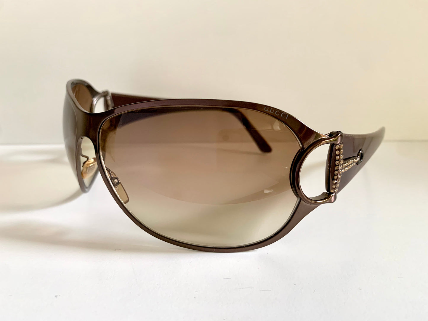 Gucci 90s vintage sunglasses - brown wrap frame with Strass Horsebit logo