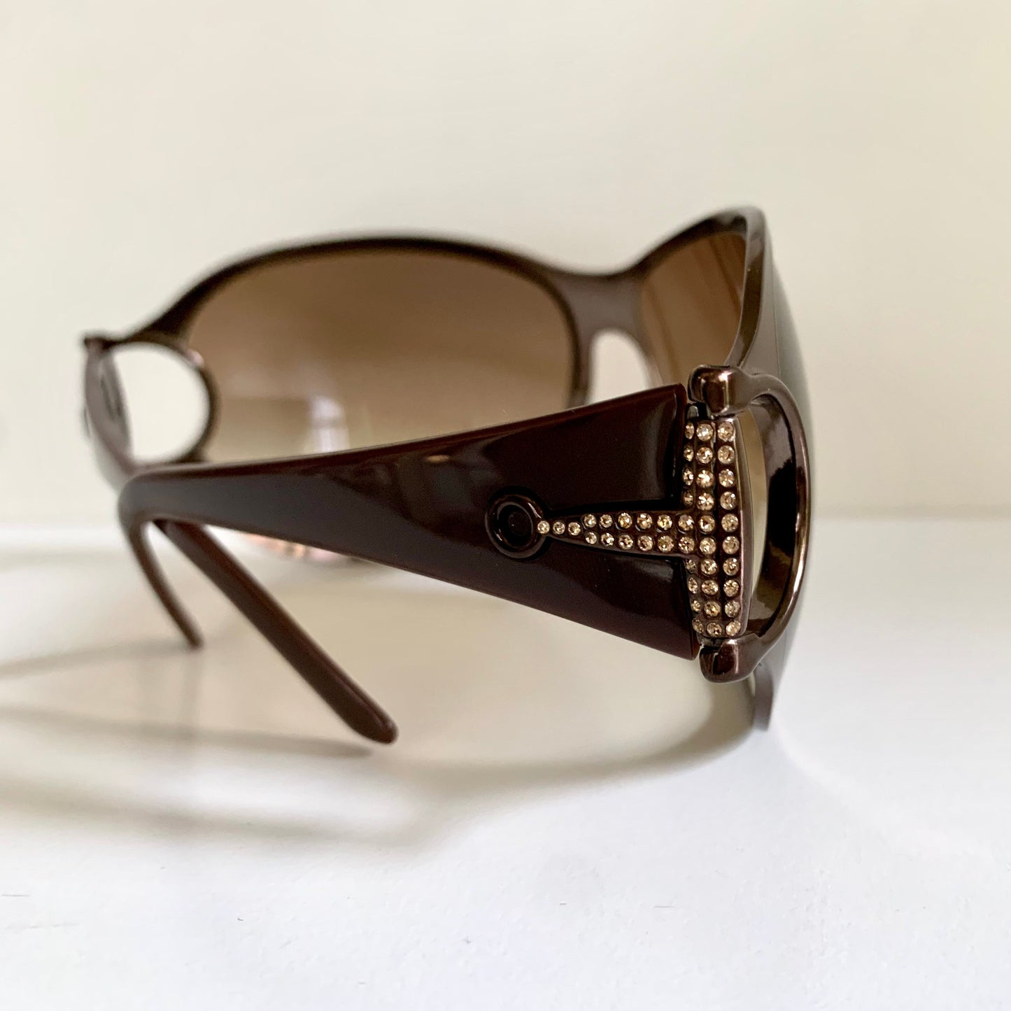 Gucci 90s vintage sunglasses - brown wrap frame with Strass Horsebit logo