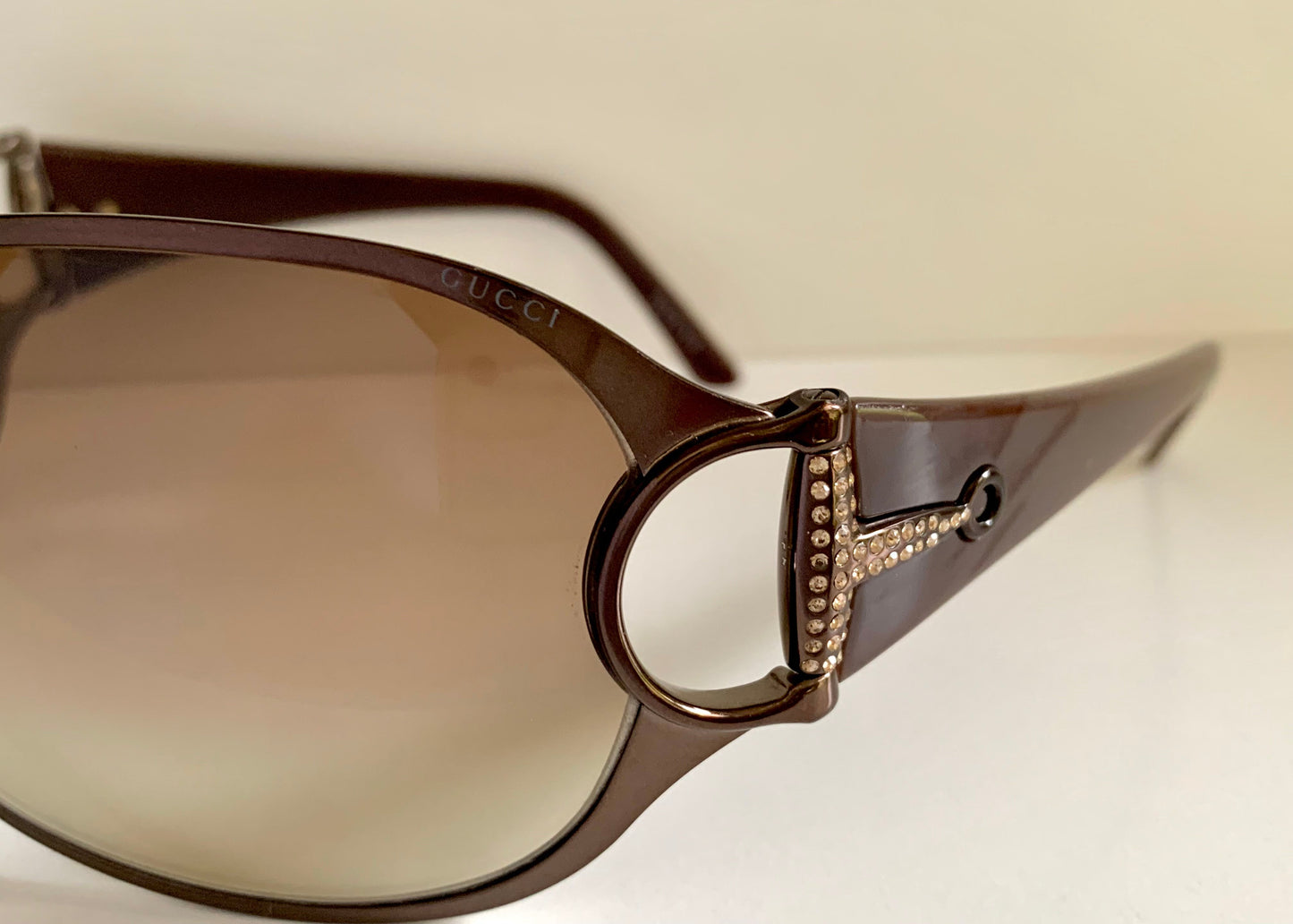 Gucci 90s vintage sunglasses - brown wrap frame with Strass Horsebit logo