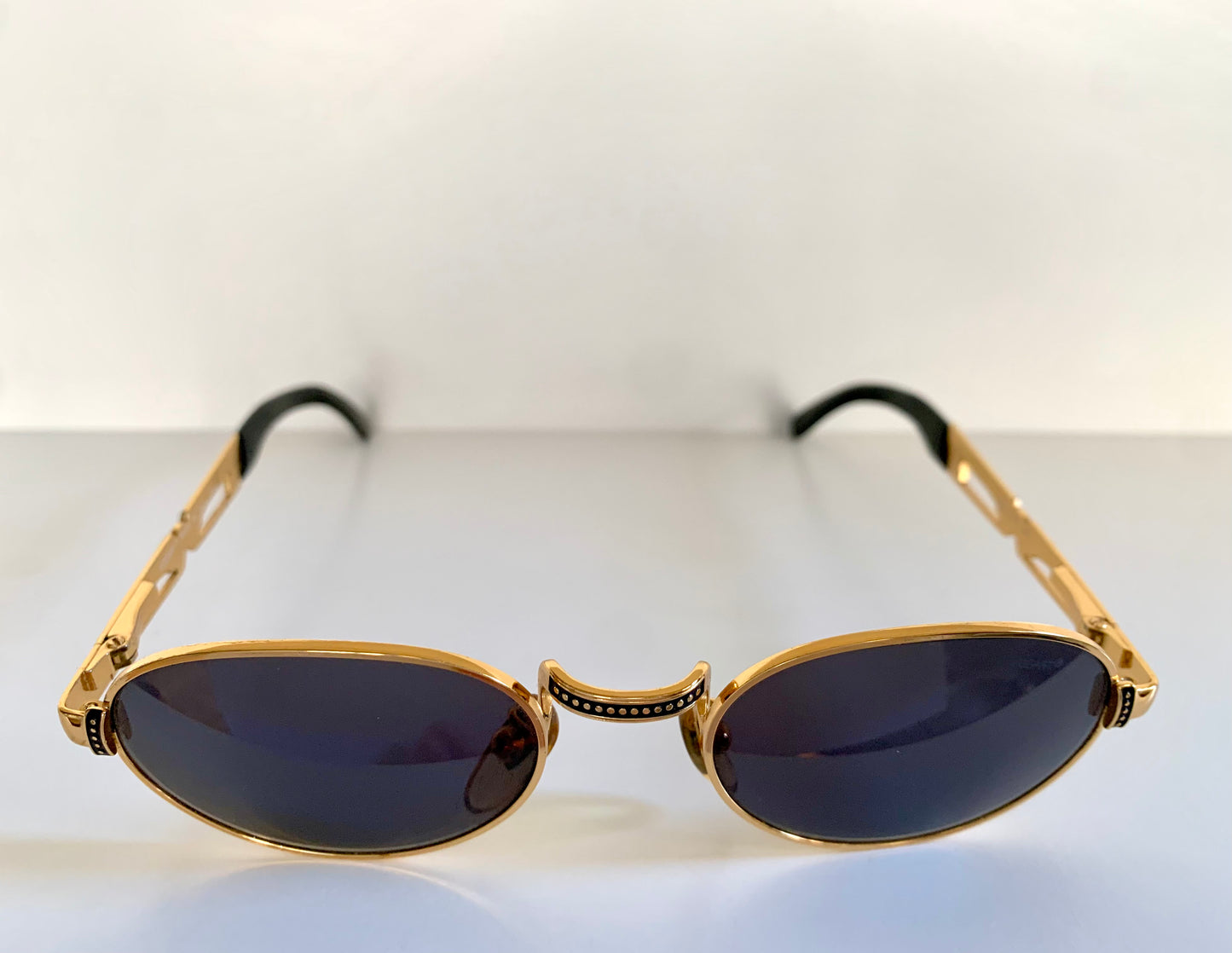 Vogart 80s vintage sunglasses - oval golden frame