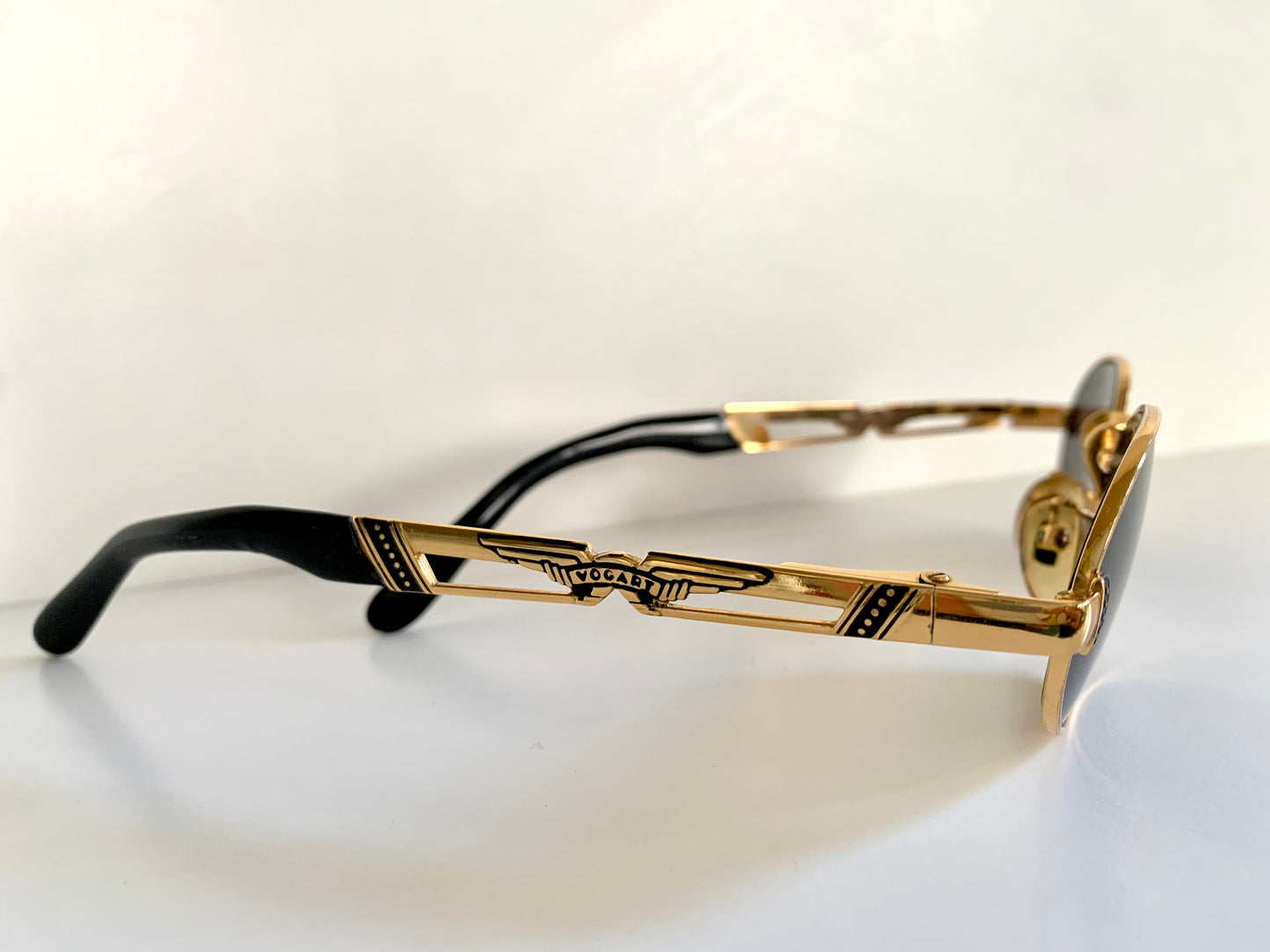 Vogart 80s vintage sunglasses - oval golden frame