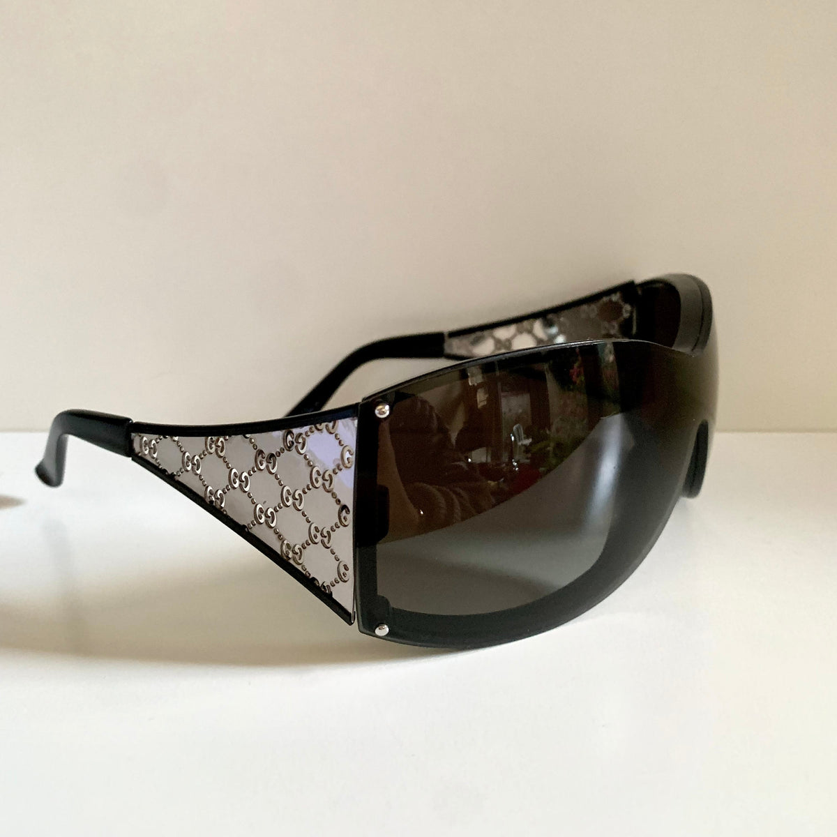 Gucci 00s vintage sunglasses - shield black and silver frame with Gucci logos