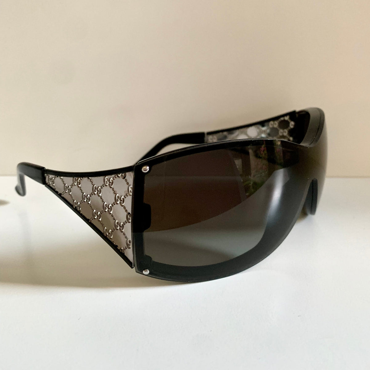 Gucci 00s vintage sunglasses - shield black and silver frame with Gucci logos