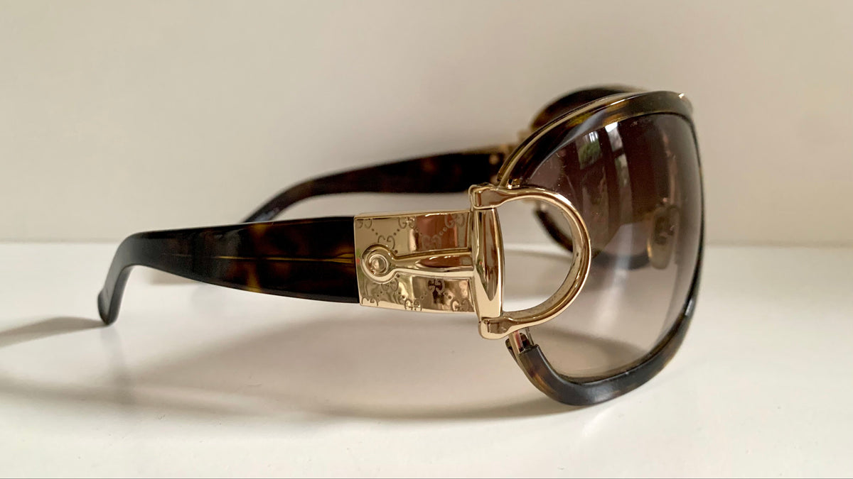 Gucci Vintage-Sonnenbrille aus den 90ern – brauner Wrap-Rahmen mit Strass-Horsebit-Logo