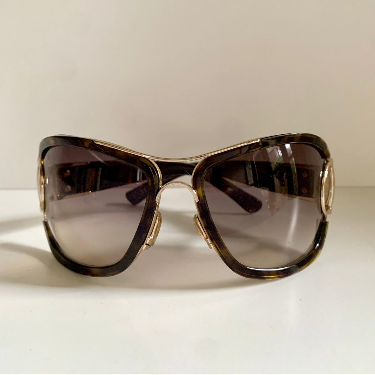 Gucci Vintage-Sonnenbrille aus den 90ern – brauner Wrap-Rahmen mit Strass-Horsebit-Logo