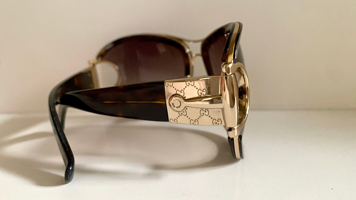 Gucci Vintage-Sonnenbrille aus den 90ern – brauner Wrap-Rahmen mit Strass-Horsebit-Logo