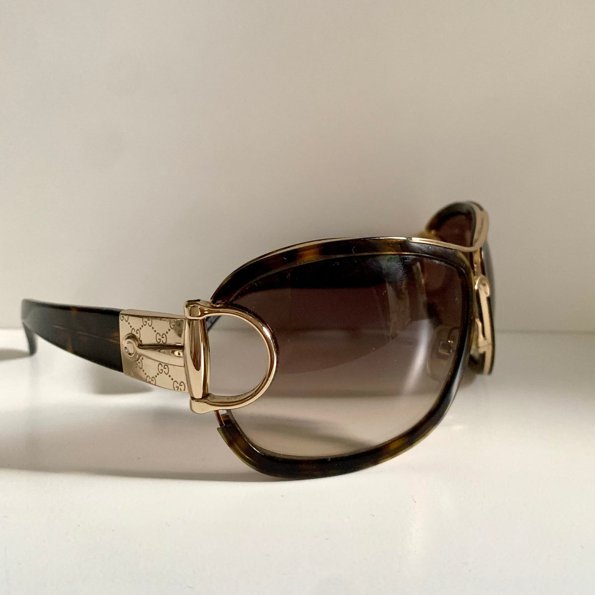 Gucci Vintage-Sonnenbrille aus den 90ern – brauner Wrap-Rahmen mit Strass-Horsebit-Logo