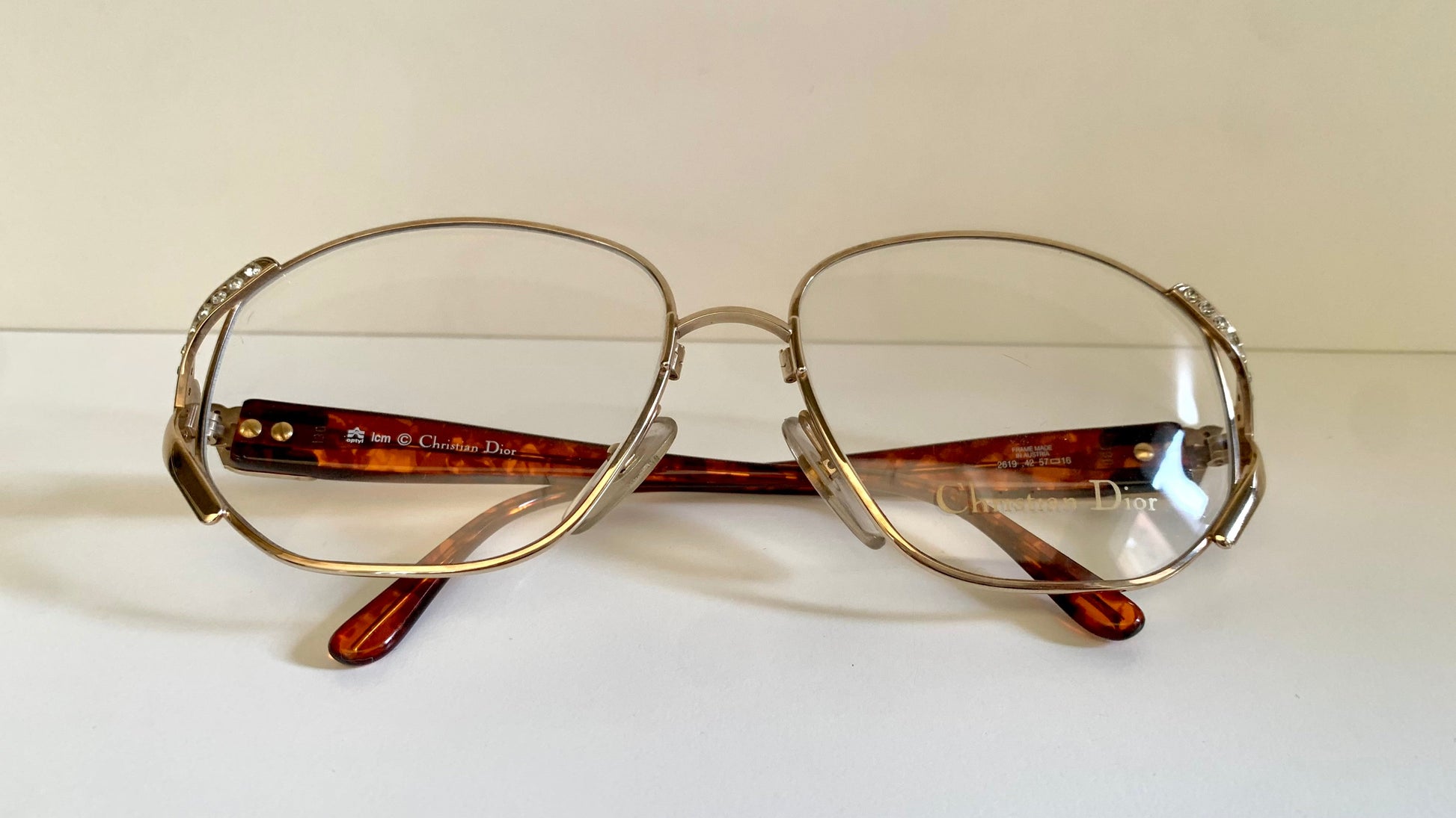 Vintage-style eyeglasses with tortoiseshell arms on a white background