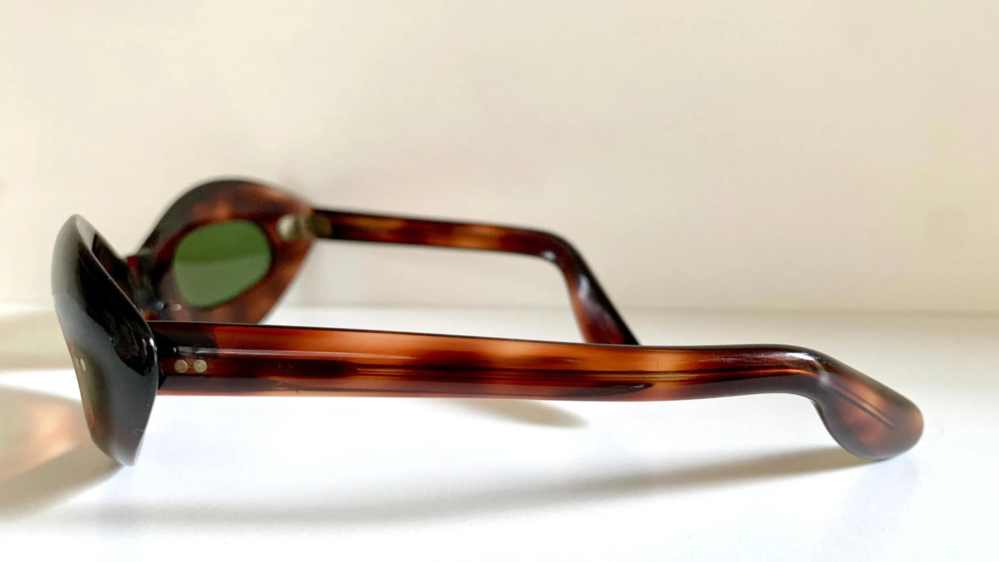 Cat eye 70s vintage sunglasses - Brown acetate frames made in France