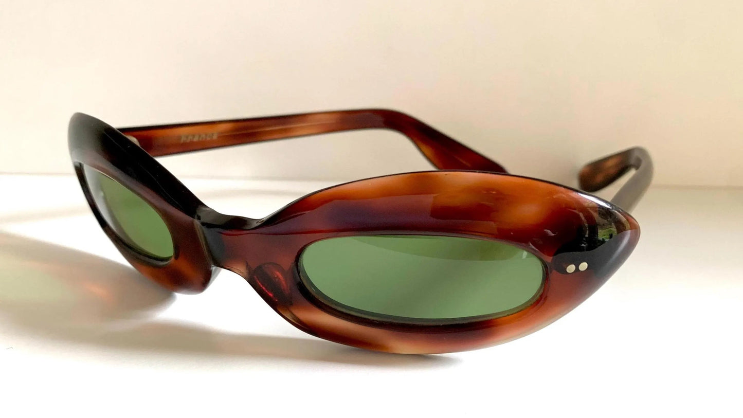 Cat eye 70s vintage sunglasses - Brown acetate frames made in France