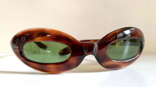 Cat eye 70s vintage sunglasses - Brown acetate frames made in France