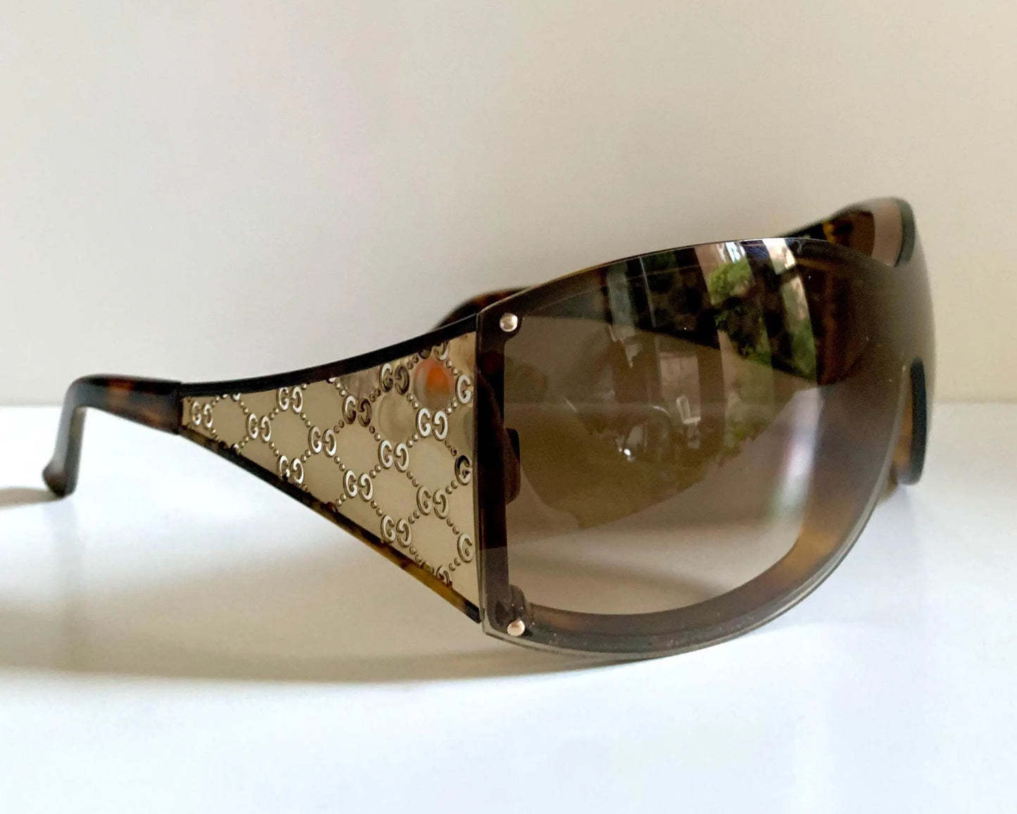 Gucci Vintage-Sonnenbrille aus den 90ern – brauner Wrap-Rahmen mit Strass-Horsebit-Logo