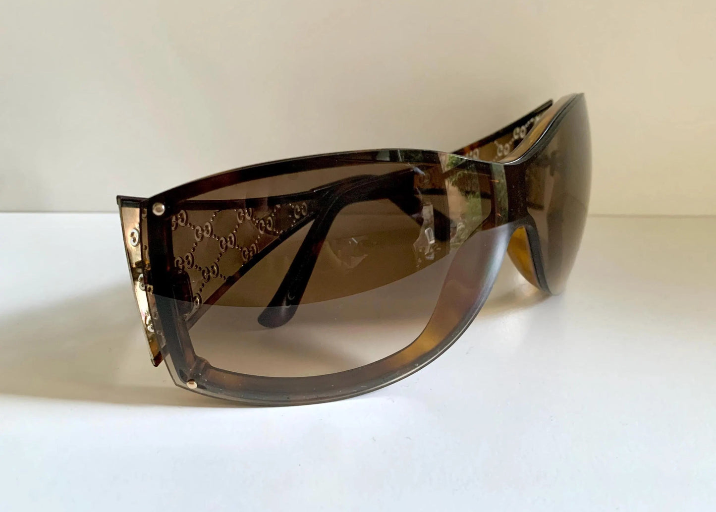 Gucci Vintage-Sonnenbrille aus den 90ern – brauner Wrap-Rahmen mit Strass-Horsebit-Logo