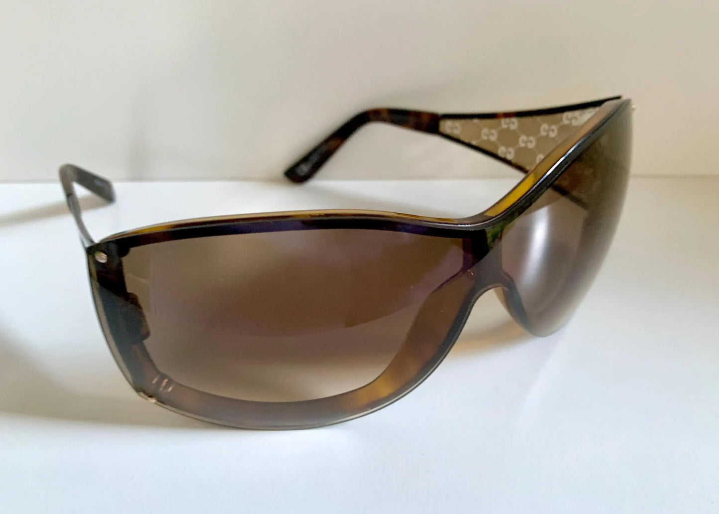 Gucci Vintage-Sonnenbrille aus den 90ern – brauner Wrap-Rahmen mit Strass-Horsebit-Logo