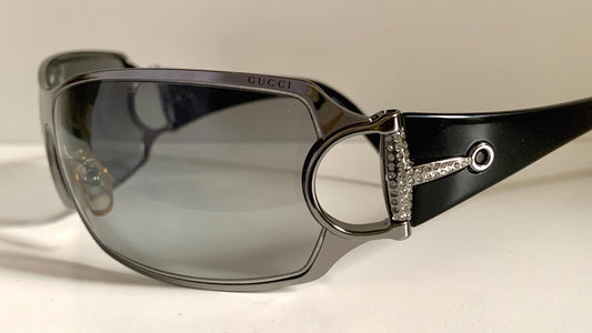 Gucci Vintage-Sonnenbrille aus den 90ern – brauner Wrap-Rahmen mit Strass-Horsebit-Logo